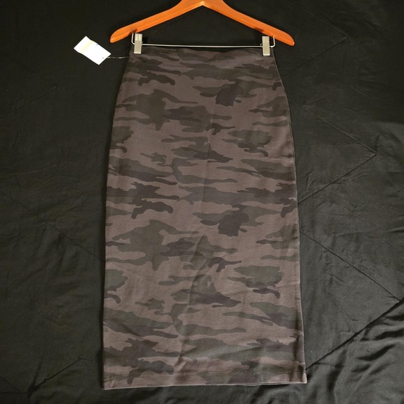 Sanctuary Dresses & Skirts - Sanctuary Skirt Womens XS Gray Camo Midi Pencil Stretch Knit Pull On Casual